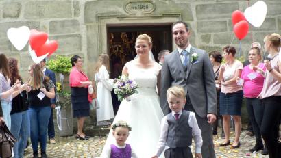 Bild: lep
Kein Drehbuchautor hätte es sich besser ausdenken können: Sonne und Brautpaar strahlten, und  Brautmädchen Sarah und  Brautjunge Paul passen perfekt dazu.