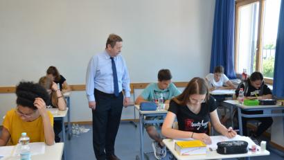 Bild: dob
Realschuldirektor Andreas Meier schaut den Prüflingen bei ihrer Arbeit über die Köpfe. Jetzt heißt es erst einmal schwitzen, bevor die Realschulbücher beiseite gelegt werden dürfen.