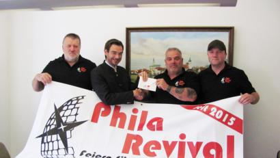 Bild: sei
Reinhold Meier (links),  Herbie Sciotto (Zweiter von rechts) und Harald Fenzl (rechts)  vom Phila-Revival-Team überreichten 500 Euro an Bürgermeister Stephan Oetzinger (Zweiter von links) für die Kinder- und Jugendarbeit der Gemeinde.