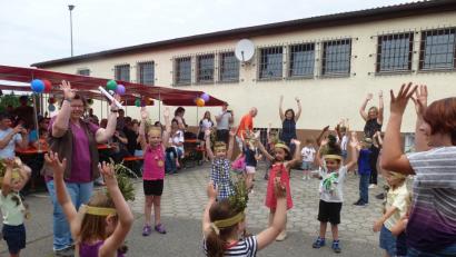 Bild: bk
"Ich mag die Bäume, das bunte Laub", singen  die Kindergartenkinder.