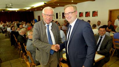 Bild: Hirsch
CSU-Kreisvoritzender Alexander Flierl hieß den Fraktionsvositzenden im bayerischen Landtag, Thomas Kreuzer, zur Kreisvertreterversammlung im voll besetzten Saal des Turmrestaurants Obermeier in Klardorf willkommen.