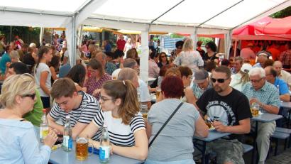 Bild: fsb
Meike Haas stellt bei der                    Lesung für die 3./4. Jahr-                   gangsstufe den „Lausch-                   apparat“ vor.