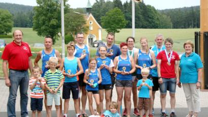 Bild: njn
Die Preisträger der Bayerischen Meisterschaft im Sommerbiathlon mit Schützenvorsitzendem Bernhard Wenning (links) und der Vize-Präsidentin des Oberpfälzer Schützenbundes, Herta Zeiler.