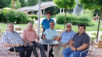 Bild: bkr
Unter dem schattigen Schirm gefällt es auch den drei Oberpfälzer Bürgermeistern des Naturerlebnisbades: Bruno Busch (von links), Bürgermeister Günter Kopp (Kulmain), Petra Wöhrl, Kemnaths Bürgermeister Werner Nickl, amtierender Bürgermeister von Immenreuth Josef Hecht und Thomas Kaufmann von der Gemeindeverwaltung Immenreuth..