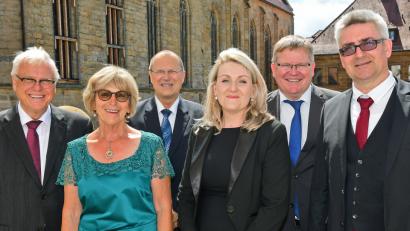 Bild: Hartl, Petra
Der bisherige Leiter der Justizvollzugsanstalt, Peter Möbius (links), ist seit 31. März im Ruhestand. Sein Nachfolger Wilfried Schmalzbauer (rechts) hat zum 1. April übernommen. Mit auf dem Bild: Ministerialdirektor Franz Arloth (Dritter von links) und Oberbürgermeister Michael Cerny (Zweiter von rechts) sowie die beiden Ehefrauen, Margret Möbius (Zweite von links) und Katharina Schmalzbauer.