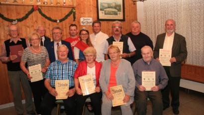 Bild: wro
Zum Ehrenmitglied wurde Franz Kraus (stehend links) ernannt. Reinhard Loos (stehend, 2. von links) ist fortan Ehrenvorstand des ESC. Mit Nadeln und Urkunden wurden viele weitere Mitglieder ausgezeichnet. „Weißbier-Resi“ Martina Bleistein (5. von rechts), 2. Bezirksobmann Steve Weiß (4. von rechts) und Bürgermeister Toni Dutz (4. von links – jeweils stehend) gratulierten den Geehrten.