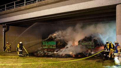 Bild: Hösamer
Die Feuerwehr hatte bei dem Brand der beiden Heuwagen auch die Brücke gekühlt.