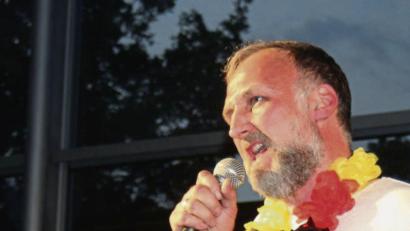 Bild: Holger Stiegler
Jogi Kaiser (stehend) und Philipp Riedel begeisterten bei der jüngsten “Luisenburg Late Night”.