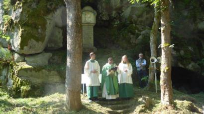 Bild: exb
Festlicher Gottesdienst in idyllischer Umgebung: Pfarrer Ozioko zelebriert am Gedenkstein "Alt Neuhaus" einen Gottesdienst.