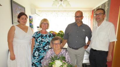 Bild: Adam, Johann [ADJ]
Bürgermeister Konrad Adam (rechts) überbrachte Glückwünsche zum 80. Geburtstags an Hedwig Eberlein (sitzend). Enkelin Sabine, Tochter Helga und Schwiegersohn Christian (von Links) freute sich mit der Jubilarin.