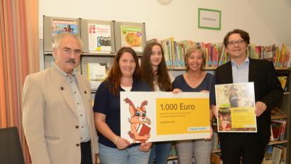 Bild: Beyerlein, Walter [BEY]
Das Büchereiteam mit Leiterin Sonja Hagn, Marie Schlosser, Monika Bacher (von links) freut sich über die Spende der Bayernwerk AG in Höhe von 1.000 Euro, die Markus Windisch (rechts) überreicht. Bürgermeister Dr. Karl-Heinz Preißer (links) dankte namens der Marktgemeinde auch der Pfarrei für diese Finanzspritze.