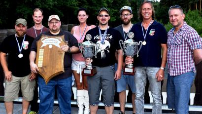 Bild: R. Kreuzer
Die Vereinsmeister sind (vorne, von links): Bernhard Lippe, André Schröder, Christoph Galla, Stefan Fuchs und Thomas Koller. Hinten stehen die drei Erstplatzierten des ArtBtl 131.
