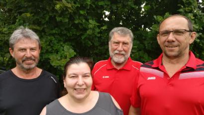 Bild: exb
Der Vorstand des Zug- und Begleithundevereins verjüngt sich: Johann Scharnagl (links) übergibt an Andre Petzoldt (rechts) den Stellvertreterposten, Tanja Pree übernimmt den Vorsitz von Jürgen Schittenhelm (Zweiter von rechts).