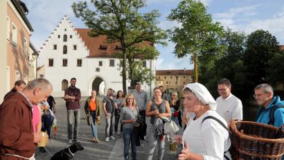 Bild: [WSB]
Ekelig und faszinierend: Dass in der Vils einmal Brau- und Abwasser floss, damit hätten die Teilnehmer der Bier-Stadtführung nicht gerechnet.