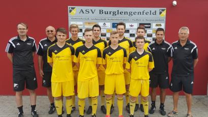 Bild: bsb
Der ASV steht vor einem Umbruch: (hinten von links) Trainer Matthias Bösl, Abteilungsleiter Werner Besenhard, Thomas Rappl, Andreas Meyer, Maximilian Hupfloher, Marcel Faltermeier, Co-Trainer Patrick Schleicher und Günter Schleicher sowie (vorne von links)  Maximilian Schreyer, Moritz Ram, Julian Pfab, Julian Balzer.  	Bild: bsb