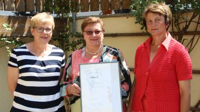 Bild: exb
Vorsitzende Lydia Graf (rechts) und ihre Stellvertreterin Anne Wendl (links) überreichen der neuen Ehrenvorsitzenden Maria Hirsch die Urkunde.