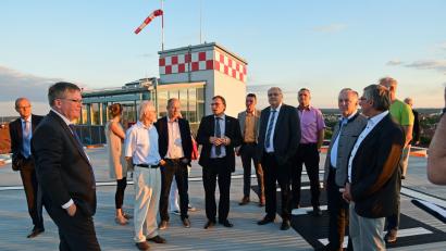 Bild: Petra Hartl
Ein buchstäblicher Höhepunkt der Besprechung der CSU-Stadtratsfraktionen aus Amberg und Weiden war die Besichtigung der Hubschrauber-Landeplattform des Klinikums St. Marien in Amberg.