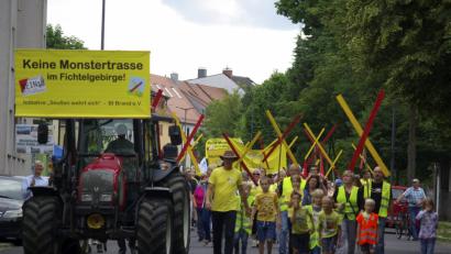 Bild: Gerd Pöhlmann
Rot-gelbe Kreuze als Zeichen des Protests: In Marktredwitz demonstrierten etwa mehr als 100 Menschen gegen den Ausbau der Stromnetze.