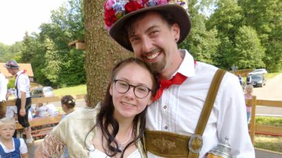 Bild: gru
Verena Schuster und Markus Gnahn grüßen als Weißenberger Oberkirwapaar des Jahres 2018.