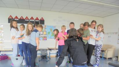 Bild: tu
Trainerin Tamara Schildwächter-Reil übt mit  Schulkindern den Umgang mit Konflikten und Gewalt.