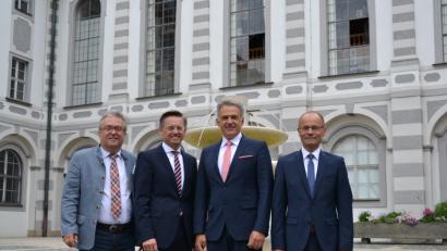 Bild: rti
Die CSU setzt auf Roland Grillmeier (Dritter von links) als Landratskandidat. Unterstützt wird er von seinen Parteikollegen (von links) Toni Dutz, Fraktionsvorsitzender im Kreistag, Kreisvorsitzendem Tobias Reiß und stellvertretendem Landrat Dr. Alfred Scheidler.