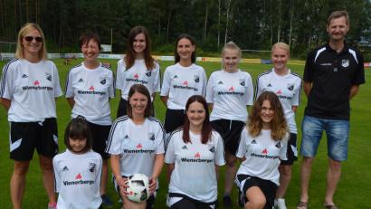 Bild: jr
Initiatorin Christine Stadlbauer (links stehend) und ihre Mädels hoffen auf weitere Fußballerinnen, die gerne zum Training an den Freitagen kommen können. SV-Vorsitzender Stephan Andörfer ist mächtig stolz auf die jüngste Abteilung des Vereins und sichert die volle Unterstützung zu.