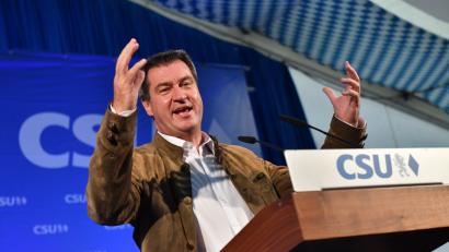 Bild: Florian Miedl
Selbstbewusst, klar in der Sache und gerne auch mal mit ein bisschen Humor gewürzt: Ministerpräsident Markus Söder (CSU) hielt am Dienstagabend im Marktredwitzer Schützenfestzelt eine engagierte Rede.