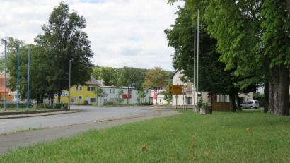 Bild: Köppl
Der geplante Kreisverkehr an den beiden Staatsstraßen 2159/2398 beim ehemaligen AOK-Gebäude rückt in greifbare Nähe. Nach mehreren Umplanungen steht das Konzept. Derzeit laufen noch Gespräche mit Anliegern und letztendlich wird auch die Haushaltslage entscheidend sein, wann die Maßnahme starten kann.