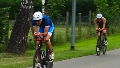 Bild: exb
Stephan Pollert (vorne) auf der Radstrecke in Lauingen.