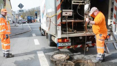 Bild: Gabi Schönberger
Gibt es irgendwo Wurzeln, die auf Leitungen drücken, Lecks und Risse im Kanalnetz? Das untersuchen Mitarbeiter der Firma Kunzendorf zurzeit im Stadtgebiet. Dabei  treffen sie bisweilen auch auf unangenehme Zeitgenossen.