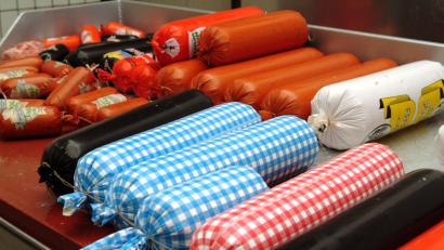 Bild: Petra Hartl
Um die Wurst geht es für die heimischen Metzger bei der geplanten „Nationalen Reduktions-Strategie von Zucker, Fett und Salz: Die Innung ist besorgt und fordert „Augenmaß“ von der Politik.