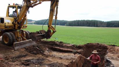 Bild: Thomas Dobler
Der gravierendste Wasserrohrbruch ereignete sich zwischen Brudersdorf und Diepoltshof, beide Stadt Nabburg. Für die Reparatur der  Hauptzubringerleitung musste die Gemeindeverbindungsstraße komplett gesperrt werden.Die Firma Bauer aus Niedermurach legte sich gestern ab 9 Uhr ins Zeug, den Schaden zu beseitigen.