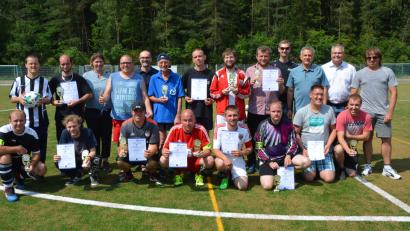 Bild: jr
Nach der Siegerehrung stellten sich alle zehn Mannschaftskapitäne mit ihren Pokalen zu einem Meisterbild. Der neue Kunstrasenplatz bildete die prächtige Kulisse für das 36. Landesweite Fußballturnier für Menschen mit Behinderung. Ihnen gratulierten Astrid Bartholomeyczik (3. von links stehend), sowie (von rechts stehend) Turnierleiter Maximilian Schmid, Oberfrankens Fußball-Bezirksvorsitzender Thomas Unger, Bürgermeister Roland Grillmeier und SV-Vorsitzender Stephan Andörfer.