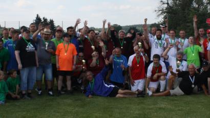 Bild: eib
Die acht Fußballteams, die Ehrengäste und  Vorstand Josef Hellerbrand mit seinen ehrenamtlichen Helfern stellen sich nach der Siegerehrung zum Gruppenfoto.