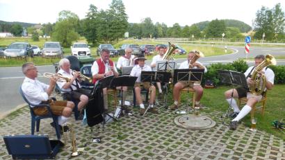 Bild: Mandl, Adolf [MAD] (adolf.mandl@gmx.de)
Eine Abordnung der Dieterskirchner Blaskapelle brachte sich beim Musikantentreffen zu Gehör.