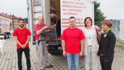 Bild: Bühner, Siegfried
Dank des Schwerbehindertenförderprogramms Hand-in-Hand hat Thomas Wolfinger Zweiter von links) jetzt bei "Die kleine Firma" in Neustadt/WN einen Dauerarbeitsplatz. Mit ihm freuen sich (von links) Musa Tarakci und Markus Braun als Arbeitgeber und die Vermittlerin regina Ram von der Arbeitsagentur Weiden sowie Beate Graf vom Integrationsfachdienst