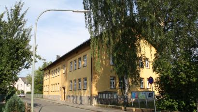 Bild: bjp
Die Fassadenrenovierung am Haus der Vereine ist abgeschlossen, doch noch laufen die Arbeiten im Gebäudeinnern: Die Verzögerung der Bauarbeiten, die erst Ende August zum Abschluss kommen, bedauerte Vizebürgermeister Max Schwärzer in der Haushaltssitzung des Stadtrats.