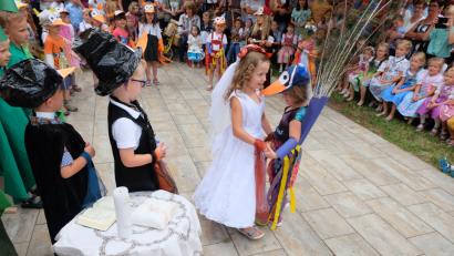 Bild: ohr
In farbenprächtigen  Kostümen setzten   die Mädchen und Buben das beliebte Volkslied „Die Vogelhochzeit“ ins Szene.