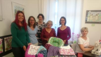 Bild: jzk
Manuela Frister (Dritte von links) freut sich sehr über die Kleiderspenden des Nähtreffs, den Michaela Kotlar (Fünfte von links) leitet. Jessika Wöhrl-Neuber (links) hat die Gruppe mitbegründet.