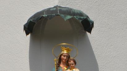 Bild: dob
Bei der Madonnenfigur, die Kirchenmalerin Monika Müllner wieder instand setzte, handelt es sich um ein besonders wertvolles Exemplar.