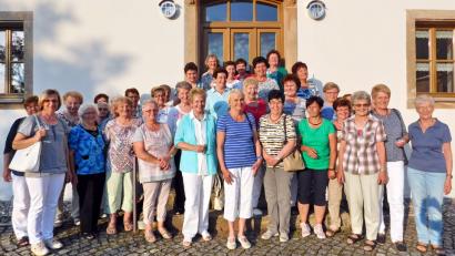 Bild: hai
Die abschließende Stärkung haben sich die Mitglieder des Katholischen Frauenbundes Kirchenlaibach und des Frauenkreises Bad Berneck nach der Führung durch drei Kirchen redlich verdient.