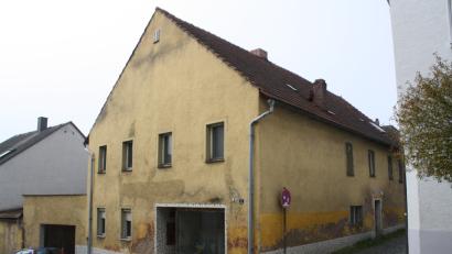 Bild: bjp
Leerstehende Gebäude wie dieses von der Stadt erworbene Haus am Schellenberg sollten nicht abgerissen werden, ohne dass über die spätere Nutzung des freien Grundstücks entschieden werde, riet Bernhard Stangl (SPD) in der Haushaltssitzung des Stadtrats. Bild: bjp