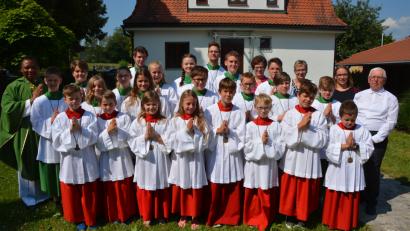 Bild: jr
Acht neue Ministranten (in der ersten Reihe) wurden am Sonntag in die Schar der 25 Messdiener der Pfarrei Herz Jesu Pechbrunn aufgenommen. Pfarrer Dr. Cyprian Anyanwu (links) sprach die Segensgebete und freute sich über diese Verstärkung. Glücklich über die neuen Ministranten waren (von rechts hintere Reihe) Mesner Robert Hecht, die Ministrantenbetreuerinnen Maria Müller und Claudia Renner, sowie Pfarrgemeinderatssprecherin Silvia Sußmann.