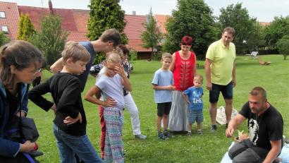 Bild: hl
Für Unterhaltung der Kinder bei der Eröffnung des Essbaren Wildpflanzenparks sorgt ein Wildnisexperte.