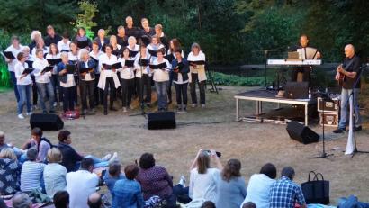 Bild: weu
Rund 280 Gäste lauschten an dem herrlichen Sommerabend dem Chor „Contigo“ mit seinem Leiter Jürgen Zach (rechts).