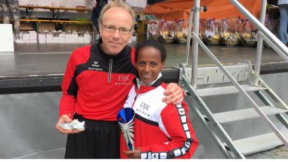 Bild: exb
Bontu Kaba Desso (rechts) mit ihrem Vereinskollegen von der DJK Weiden, Thomas Sturm.