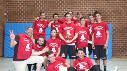 Bild: Wolfgang Zierl
Der frischgebackene U18-Bezirkspokalsieger: Die DJK Neustadt mit Coach Tony Haas (links), die vom Bezirksjugendreferenten Lars Aßheuer den Pokal in Empfang nahmen, gewann verdient das Turnier.  Bild: Wolfgang Zierl