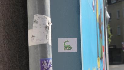 Bild: Maria Oberleitner
Ein kleiner grüner Dino gegen den Hass.