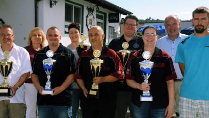 Bild: gf
Die erfolgreichen Dart-Spieler der Dart-Liga Amberg-Sulzbach mit dem Dart-Club-Vorsitzenden Peter Ritter (links), Bürgermeister Roland Strehl (Zweiter von rechts) und Liga-Leiter Michael Stümpfl (rechts).	Bild: gf