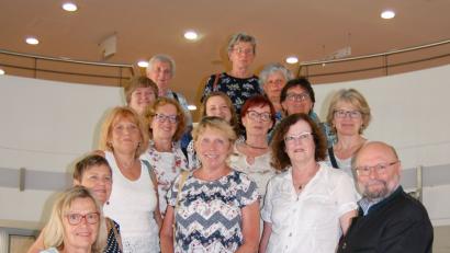 Bild: Richter/Klinikum St. Mrien
v. r.: Prof. Dr. Anton Scharl, Direktor der Frauenkliniken Amberg, Tirschenreuth, Weiden, und Brigitte Stenglein, 1. Vors. der Gruppe Erlangen der Frauenselbsthilfe nach Krebs mit den Mitgliedern der Gruppe Erlangen und Evi Nikoloudis (links), Kassiererin der Selbsthilfegruppe, beim Besuch im Klinikum St. Marien Amberg.